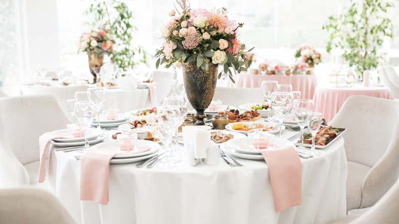 What are characteristics of restaurants for bridal shower?